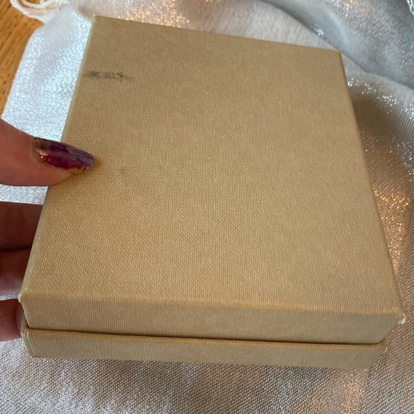 BURBERRY Golden Embossed Gift Box(Empty)5.5”x4.5”x 2”deep🎁Excellent Condition🔥 - Picture 5 of 7
